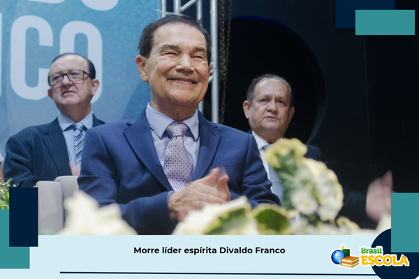 Foto de Divaldo Franco sorrindo. Texto: título da notícia
