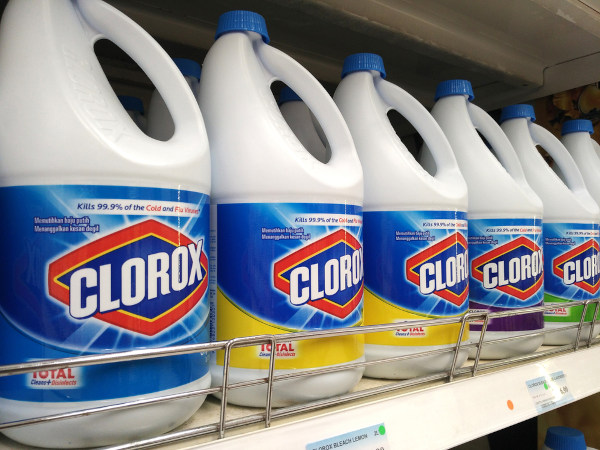Desinfetantes à base de cloro (água sanitária) que têm o hipoclorito de sódio (NaClO) como princípio ativo no supermercado.