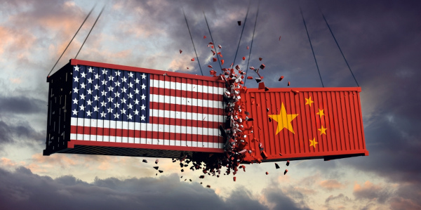 Dois contêineres com bandeiras dos EUA e da China, em alusão à balança comercial entre os dois países.