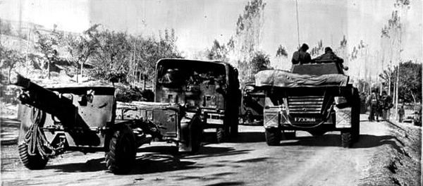 Comboio paquistanês em 1948 no contexto do conflito na Caxemira.