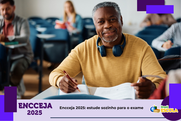 Foto: senhor em sala de aula. Texto: título da notícia