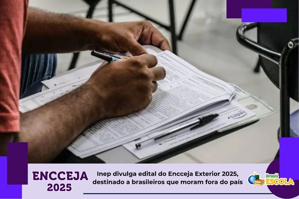 Candidato fazendo prova em carteira dentro de sala de aula