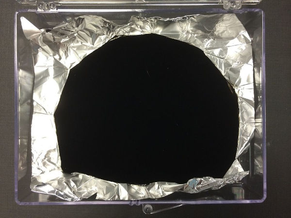 Objeto pintado com o Vantablack, um exemplo de ilusão de óptica pelo fenômeno da absorção.