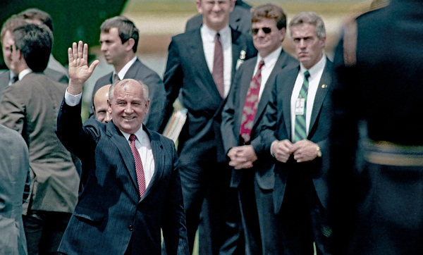 Mikhail Gorbachev acenando, governante foi o responsável pela perestroika e glasnost. 