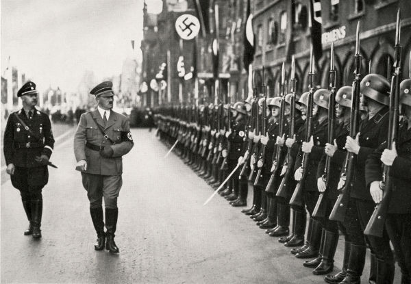 Hitler diante de tropas nazistas.