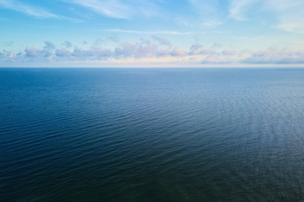 Águas calmas em vista panorâmica do oceano.