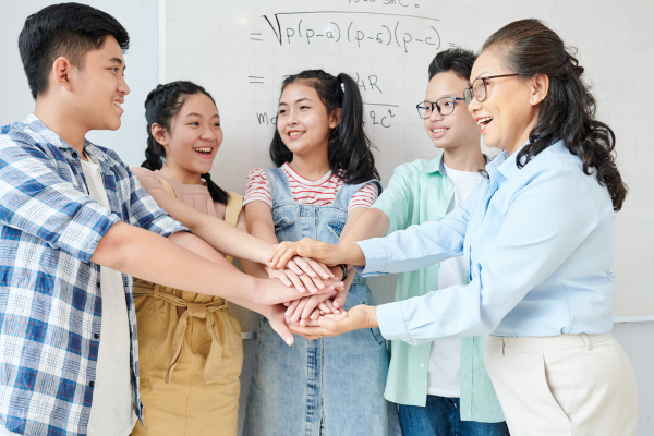 estudantes e professora orientais