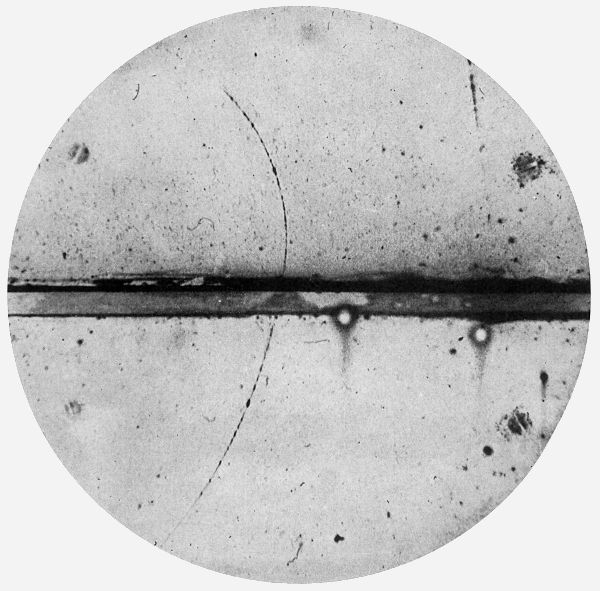 Fotografia da câmara de nuvens do primeiro pósitron já observado.