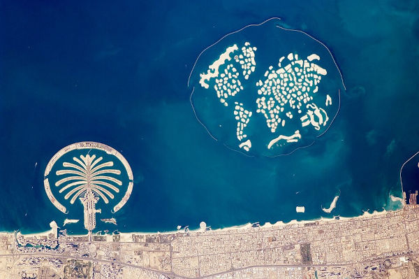 Vista do arquipélago The World (O Mundo), à direita, na costa de Dubai (Emirados Árabes Unidos).