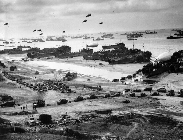 Balões, tanques, soldados e navios ocupando a praia de Omaha após a vitória do Dia D.[imagem_principal]