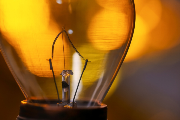 Imagem aproximada de lâmpada incandescente, alusão à forma de gerar fótons.