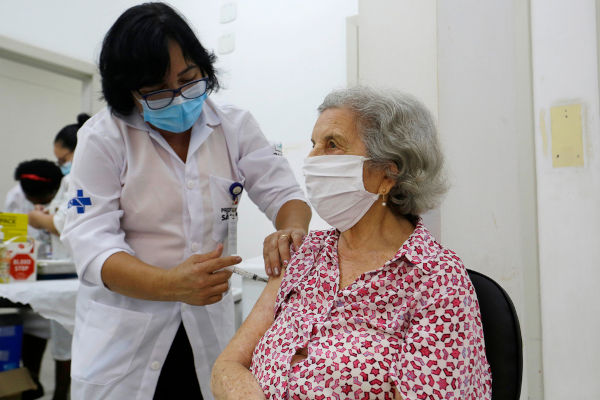 Idosa sendo atendida por uma médica, um exemplo.