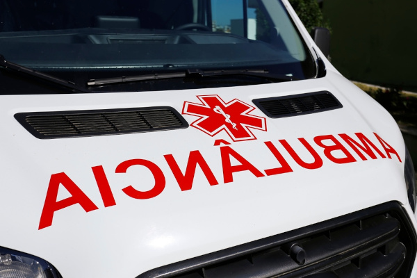 Palavra “ambulância” escrita ao inverso, um exemplo de situação ligada à reflexão da luz no cotidiano.