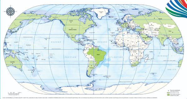 Mapa-múndi lançado pelo IBGE com o Brasil no centro.