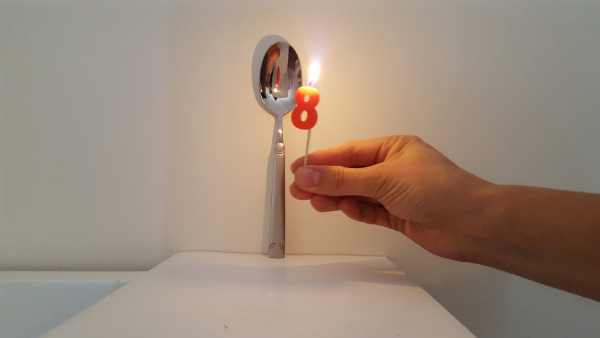 Parte interna da colher, um exemplo de reflexão da luz no cotidiano.