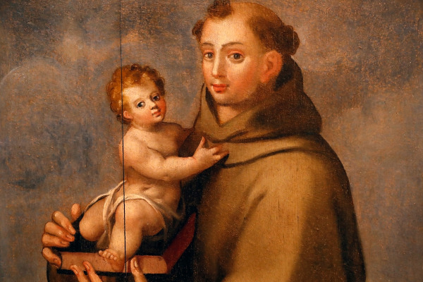 Imagem de Santo Antônio segurando o menino Jesus. 