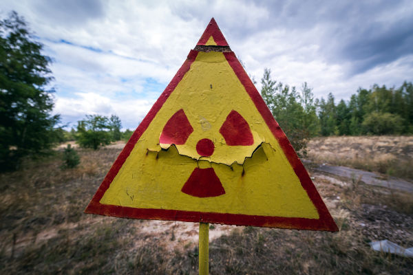Trifólio, símbolo internacional que indica a presença de radiação ionizante, um dos fatos ligados aos acidentes nucleares.