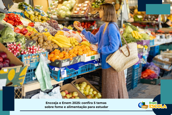 Mulher escolhendo frutas em feira