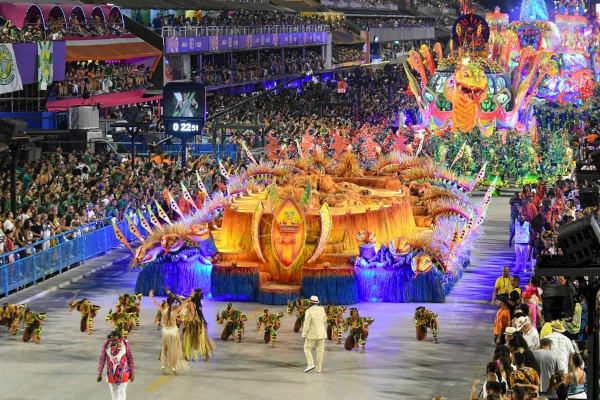 Escola de samba em desfile. 