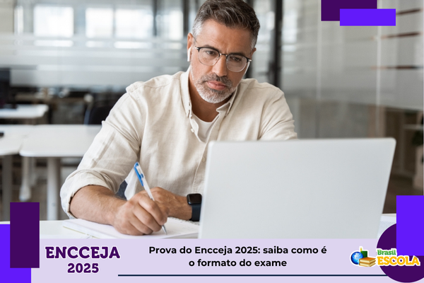 Homem estudanto pelo computador e com cadernos. Texto: título da notícia