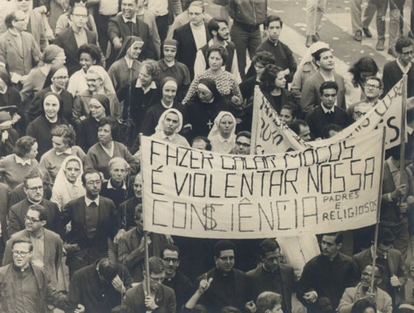 Religiosos católicos e estudantes em protesto contra a Ditadura Militar no Brasil.