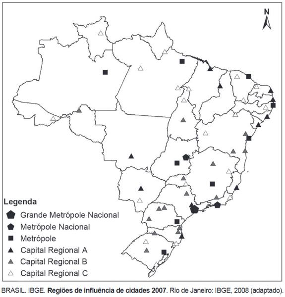 Mapa “Regiões de influência de cidades”, do IBGE, em exercício do Enem PPL sobre hierarquia urbana.