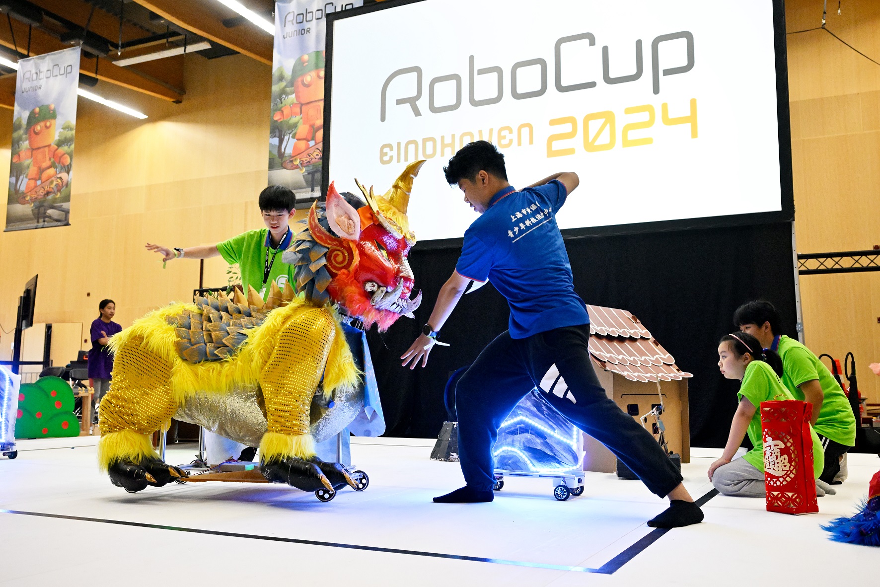 Robôs em competição da RoboCup de 2024.