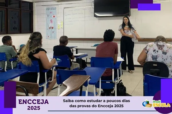 Sala de aulas com adultos