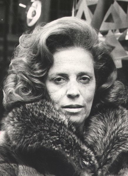 Retrato de Zuzu Angel, mãe de Stuart Angel, vítima da Ditadura Militar no Brasil.