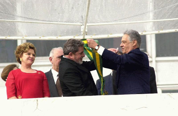 Lula recebendo a faixa presidencial de FHC em 1° de janeiro de 2003. 