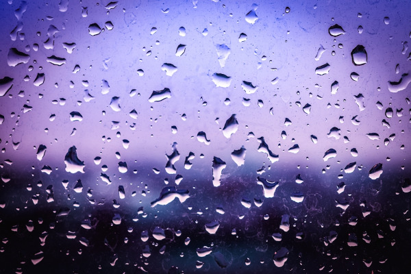 Gotas de água formadas em uma superfície de vidro mais fria, um exemplo de condensação.