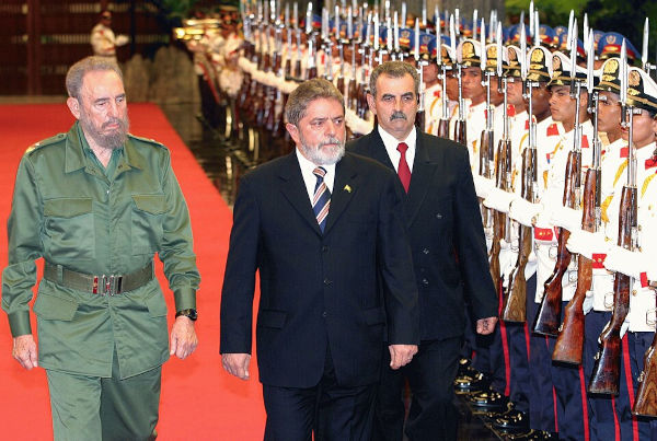 Lula inspeciona tropas cubanas em seu encontro com Fidel Castro, em 2003.