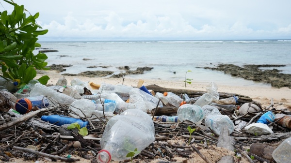 Lixo descartado na areia da praia, um exemplo de poluição marinha. 