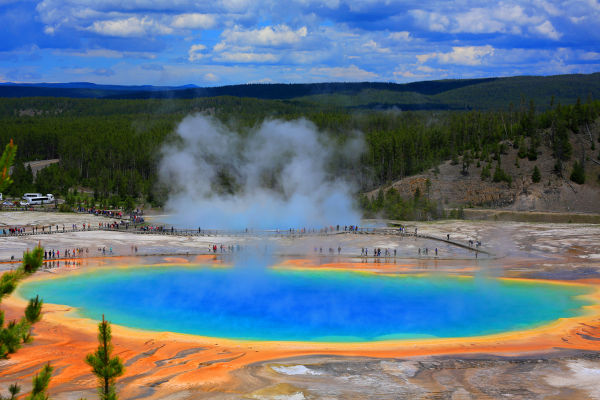 Lago termal onde vivem arqueobactérias, seres procariontes.