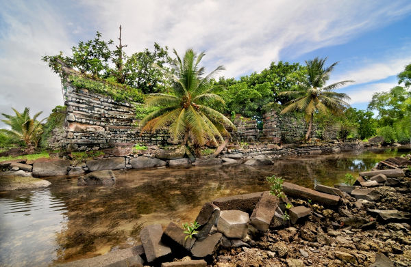 Sítio arqueológico de Nan Madol, parte de destaque do turismo da Micronésia.