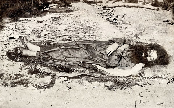 Fotografia do corpo de Antônio Conselheiro depois de exumado pelas tropas federais, em 1897. 