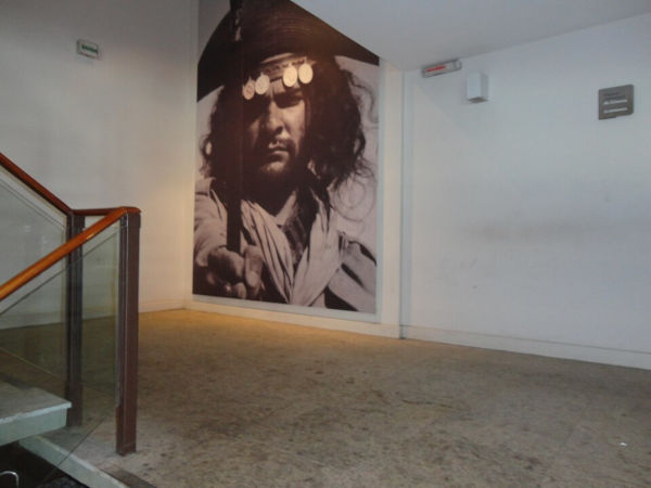 Fotografia de trecho de um filme de Glauber Rocha, diretor do Cinema Novo.