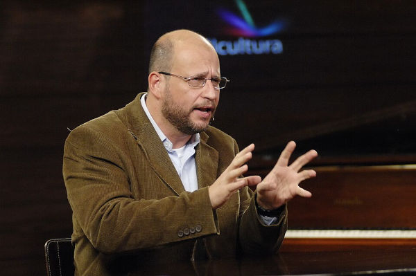 Fotografia de Clóvis de Barros Filhos falando em um Café Filosófico.