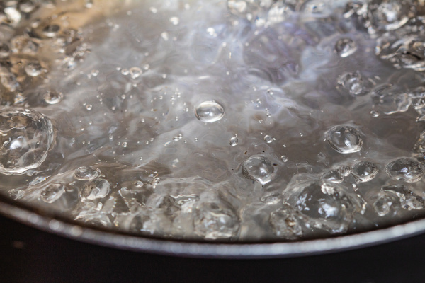 Panela com água em ebulição, um dos tipos de vaporização.