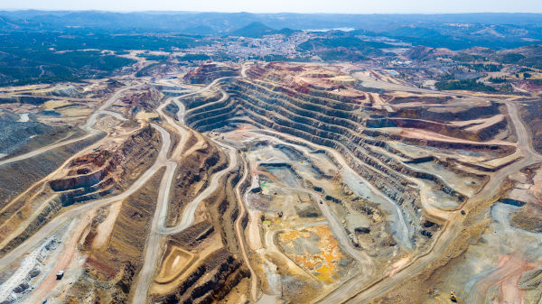 Região de ocorrência de extrativismo mineral. 