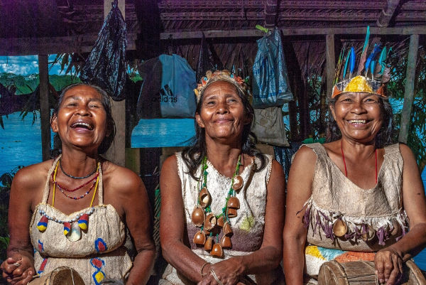 Pessoas ticuna, povos indígenas paras os quais a Amazônia é importante.