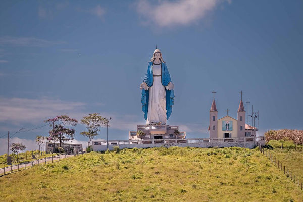 Grande escultura (imagem) de Nossa Senhora das Graças, uma manifestação da Virgem Maria. 