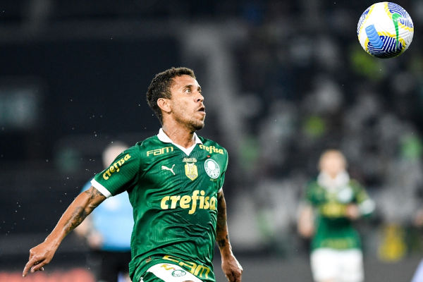 Jogador Marcos Rocha do Palmeiras, um dos times brasileiros, em partida contra o Botafogo realizada em julho de 2024.