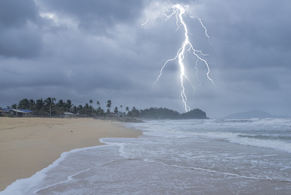 Relâmpago em praia.