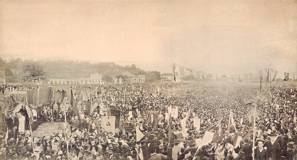 Multidão celebrando a abolição da escravatura no Brasil em 1888.