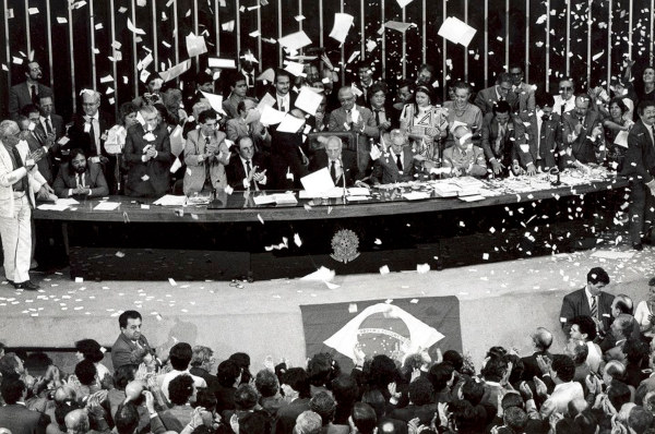 Registro da promulgação da Constituição de 1988,  um dos grandes momentos da Nova República.