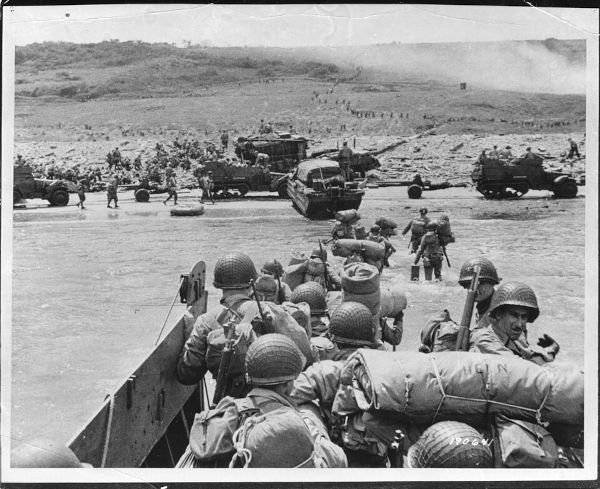 Tropas chegando à praia de Omaha, nos desembarques na Normandia, no Dia D. 