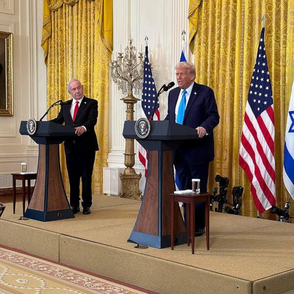 O primeiro-ministro de Israel, Benjamin Netanyahu, à esquerda, e o presidente dos Estados Unidos, Donald Trump, à direita.