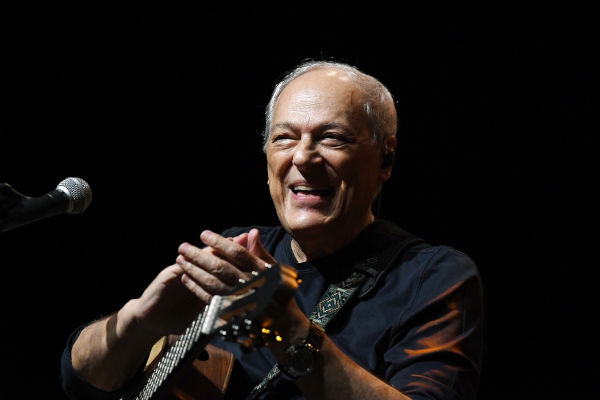 Fotografia de Toquinho, um musicista brasileiro que tem uma carreira de mais de 50 anos de duração. 