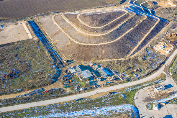Vista aérea de um aterro sanitário em área.